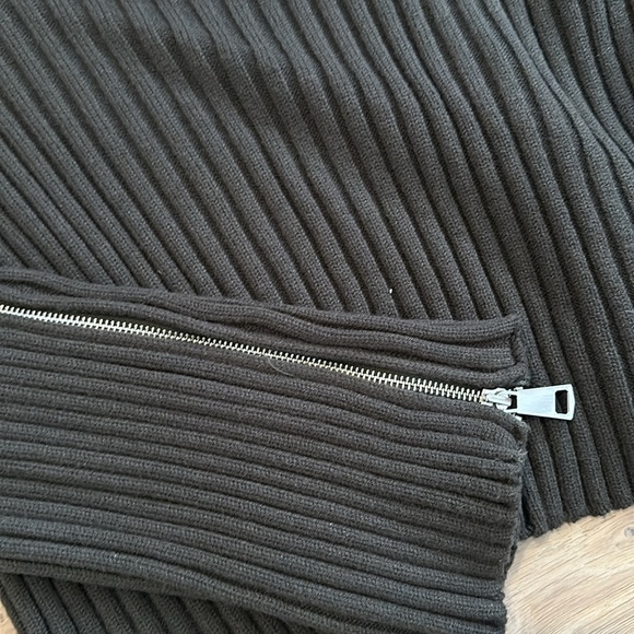 Zara- Army Green cropped sweater - Picture 2 of 4